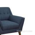 Ruang tamu satu kursi biru kain santai sofa dengan kaki kayu solid